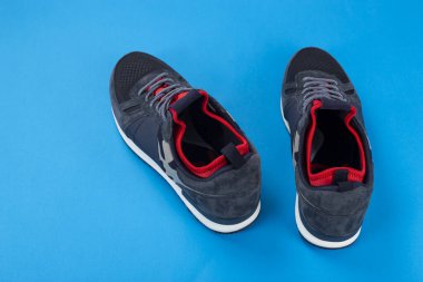 Bir çift yalıtılmış erkek ayakkabısı. Mavi arka planda yakın plan..