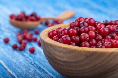 Tahta masadaki bir kasede taze yaban mersini. Sonbahar konsepti.