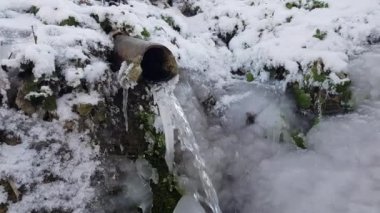 Bol dereli tatlı su kaynağı. Çevredeki her şey donmuş ve buzlu. Mevsim kıştır..