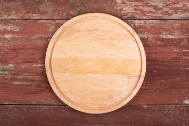 Tahta arka planda ekmek, pizza ya da biftek kesmek için kesim tahtası. Üst görünüm.