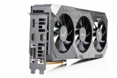 Kyiv, Ukrayna - Ekim 08.2020: Nvidia Geforce GTX 1660 Ti Tuf Gaming ve beyaz arka plandaki kartı. Nvidia grafik işlemciler dünyasında önde gelen bir şirkettir..