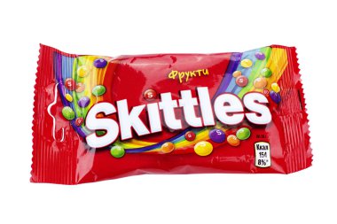 Kiev, Ukrayna... 11 Kasım 2020: Wm tarafından yapılan Skittles Şekerlerinin Kapanışı. Wrigley Jr. Şirketi beyaz arkaplandaki izole edilmiş dosya kırpma yolu içeriyor.
