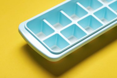 Kokteyllerde kullanılmak üzere buz kalıbı yapmak için mavi plastik kalıp. Metin için boşluk.