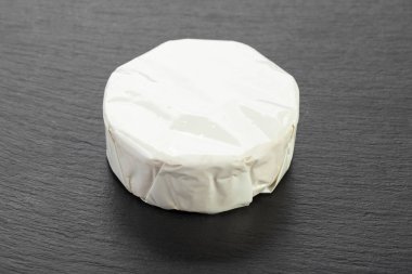 Peynirli Camembert peyniri, yemek servisi için kara tahtada. Fransız gastronomi gelenekleri.