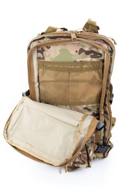 Beyaz bir arka planda haki renginde açık askeri sırt çantası. Avlanmak ve turizm için kullanılabilir..