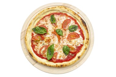 Mozarellalı, domatesli, mantarlı lezzetli vegan pizza, beyaz arka planda izole edilmiş ahşap bir tabakta servis ediliyor. Reklam broşürleri ve restoranlar ve pizzacılar için posterler. Dosya kırpma yolu içeriyor.