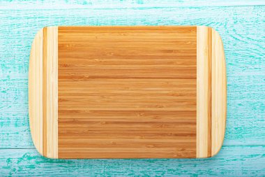 Ahşap arka planda ekmek, pizza ya da biftek kesmek için çok işlevli tahta doğrama tahtası. Mesaja karşılık Soace. Üst görünüm.