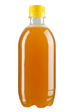 Beyaz arka planda izole edilmiş plastik bira şişesi. Tam alan derinliği. Dosya kırpma yolu içeriyor. Alkolik içecekler.