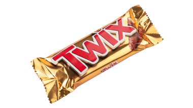Kiev, Ukrayna... 29 Mart 2018: Beyaz arka planda izole edilmiş Twix kurabiyeleri. Twix çubukları Mars Anonim Şirketi tarafından üretilir. Twix adı 1991 'den beri kullanılmaktadır. Dosya kırpma yolu içeriyor.