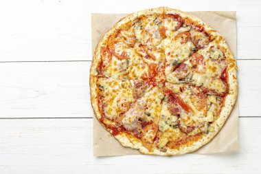 Beyaz ahşap masada nefis pizza. Pizza teslimatı Pizza menüsü. Mesaj için yer var. Yukarıdan görüntüle. 