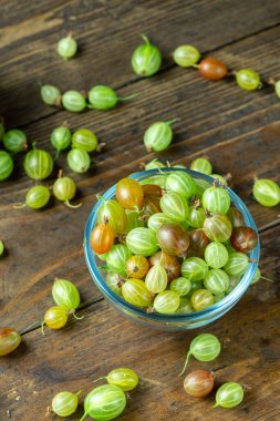 Cam bir tabakta olgun bektaşi üzümü, yazı koyacak yer, üst manzara, yaz hasadı böğürtlen. Ev yapımı lezzetli ve sağlıklı dut hasadı.