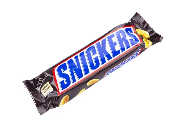ウクライナ キエフ 11月30日 2020年 白い背景に隔離されたスニッカーチョコレートバー Snickersはアメリカの会社火星によって作られたブランド名チョコレートバーです ファイルにクリッピングパスが含まれています — ストック写真