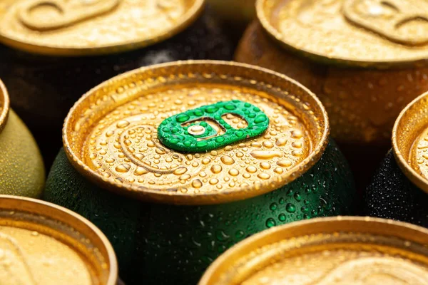 Latas Cerveja Metal Frio Com Gotas Água Bebida Alcoólica Tampas — Fotografia de Stock