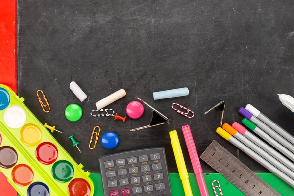 Tahta üzerine okul malzemeleri dizaynınız için hazır. Metin için boşluk.
