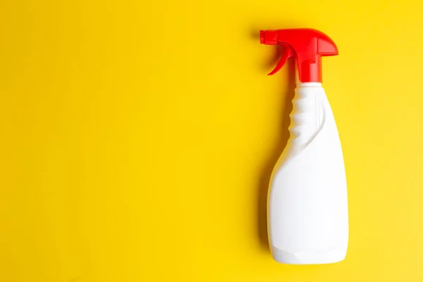 Sarı Arka Planda Deterjanlı Bir Şişe Evdeki Temizliği Sürdürmek Anlamına — Stok fotoğraf