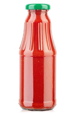 Beyaz arka planda cam ketçap şişesi. Barbekü sosu. Konserve yiyecekler. Dosya kırpma yolu içeriyor.