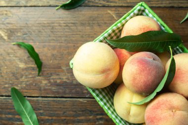 Tahta arka planda olgun şeftaliler. Kendi bahçenizden hasat. Sağlıklı beslenme.
