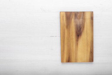 Ahşap arka planda dikdörtgen şekilli tahta kesiyor. Mesaj için yer var. Üst görünüm.