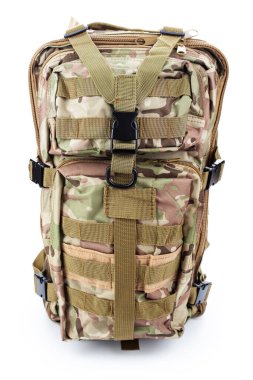 Beyaz arka planda askeri haki rengi çanta, av ve turizm için kullanılabilir..