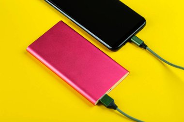 Smartphone Arkaplanda Güç Bankası ile şarj ediliyor. Metin için boşluk. 