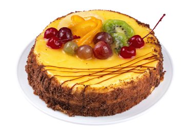 Meyveli doğum günü pastası izole edilmiş beyaz arka plan. Dosya kırpma yolu içeriyor.