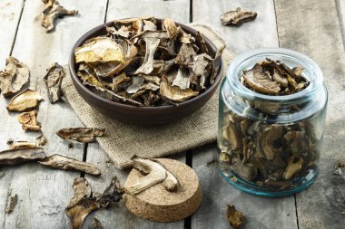 Kurumuş mantarlar, ahşap bir masanın üzerinde.