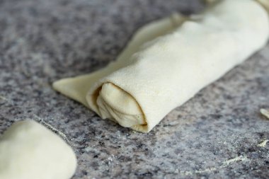 Pizza yapma süreci. Pizza hamuru malzemeleri, pişirmeye hazır..