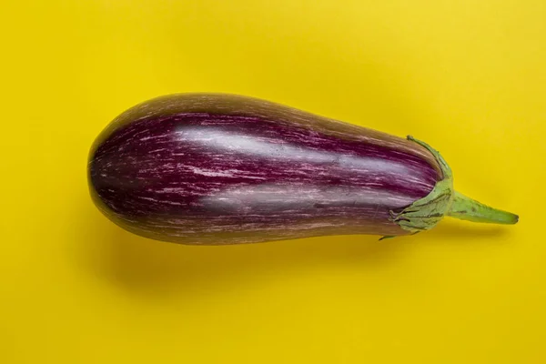 黄色の背景に生の紫色のナス 新鮮な野菜だ テキスト用のスペース トップ表示 — ストック写真