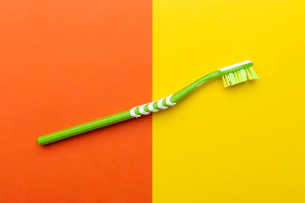 Sarı Turuncu Arka Planda Diş Fırçası Ağız Boşluğunda Hijyen Üst — Stok fotoğraf
