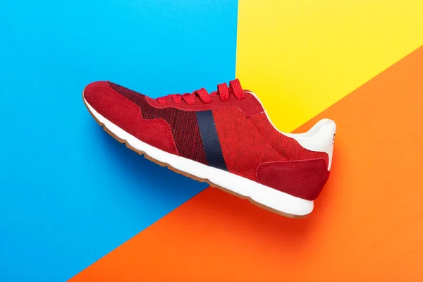 Renkli Bir Arka Planda Bir Çift Spor Ayakkabısı Çok Renkli — Stok fotoğraf