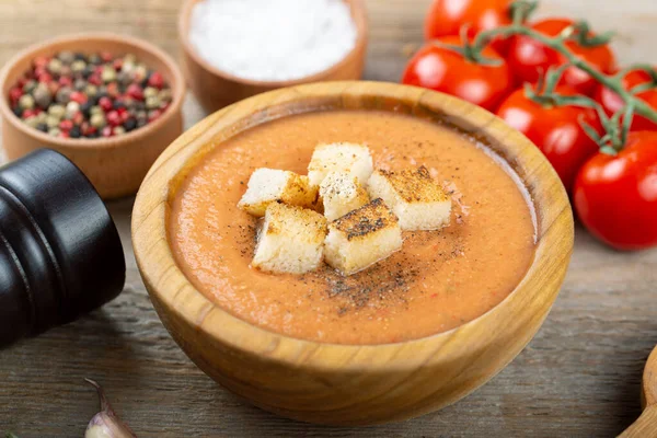 Baharatlı ev yapımı Gazpacho Çorbası. İştah açıcı yaz domates çorbası ahşap masada püre.