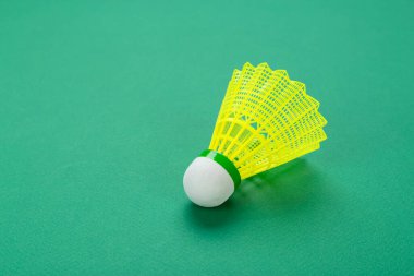 Badminton topu ya da yeşil arka planda bir top. Kapalı alanda popüler spor konsepti. 