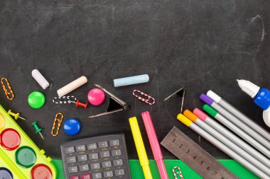 Tahta üzerine okul malzemeleri dizaynınız için hazır. Metin için boşluk.