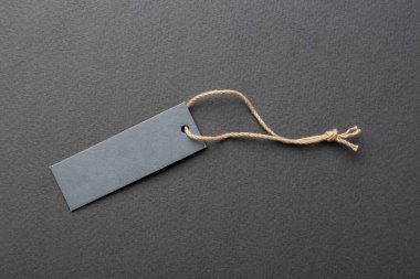 Giysi etiketi, arka planda boş model şablonu etiketi. Fiyat etiketi, hediye etiketi, satış etiketi.