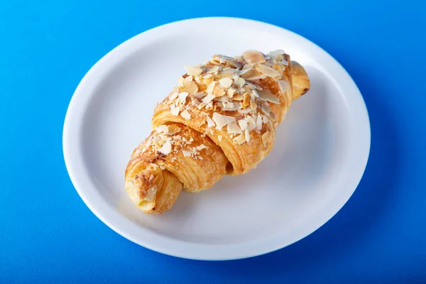 Placă Croissant Gustos Fundal Albastru Patiserie Franceză — Fotografie, imagine de stoc
