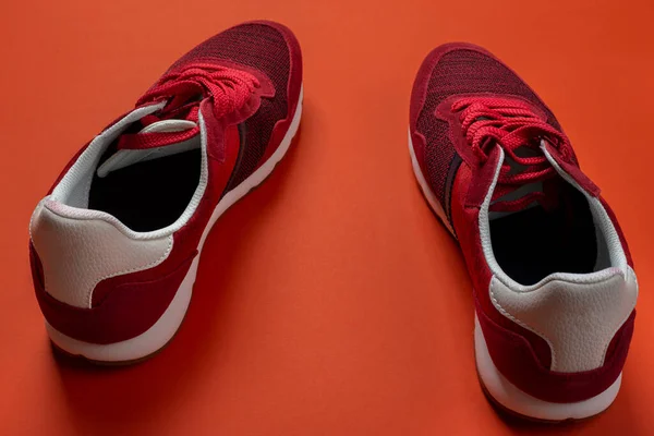 Renkli Arka Planda Bir Çift Şık Kırmızı Spor Ayakkabı Metin — Stok fotoğraf