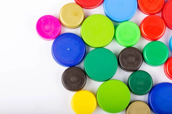 Muchas Tapas Botellas Plástico Multicolor Sobre Fondo Blanco Concepto Reciclaje — Foto de Stock