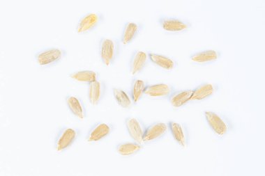 Beyaz arka planda soyulmuş ayçekirdeği. Yukarıdan görüntüle