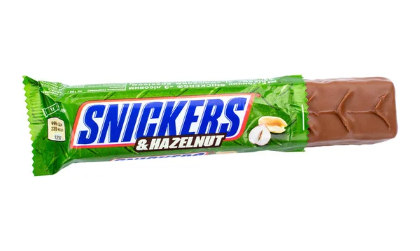 ウクライナ キエフ 11月30日 2020年 ヘーゼルナッツ白を基調としたスイーツのスニッカーチョコレートバー Snickersはアメリカの会社火星によって作られたブランド名チョコレートバーです ファイルにクリッピングパスが含まれています — ストック写真