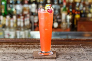 Cin bazlı çilek kokteyli, kiraz ve limon aromalı. Metin tasarımı için boşluk