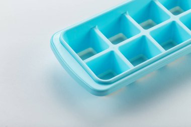 Beyaz zemin üzerinde izole edilmiş silikon buz kalıbı tepsisi. Dosya kırpma yolu içeriyor.