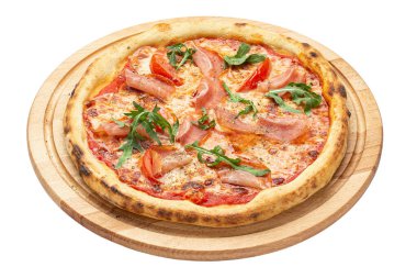 Beyaz arka planda izole edilmiş jambonlu ve roka aromalı pizza. Prosciutto crudo. Yemek yemek. Dosya kırpma yolu içeriyor. Üst görünüm.