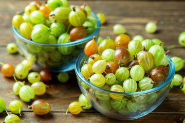 Cam bir tabakta olgun bektaşi üzümü, yazı koyacak yer, üst manzara, yaz meyvesi hasadı.