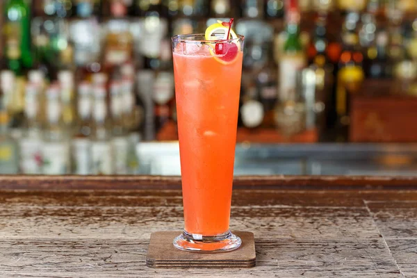 Cin bazlı çilek kokteyli, kiraz ve limon aromalı. Metin tasarımı için boşluk