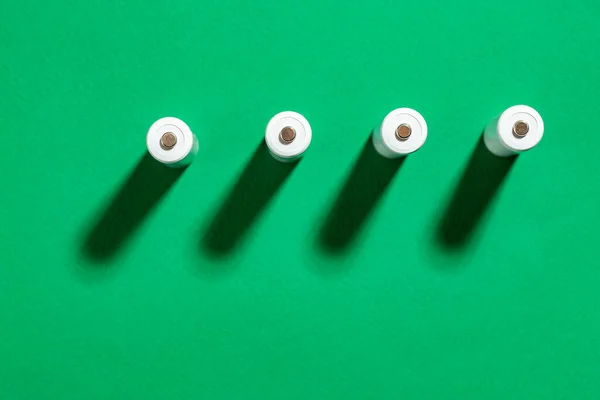 Vita Batterier Grön Bakgrund Utrymme För Text Återvinning Uppladdningsbara Nimh — Stockfoto