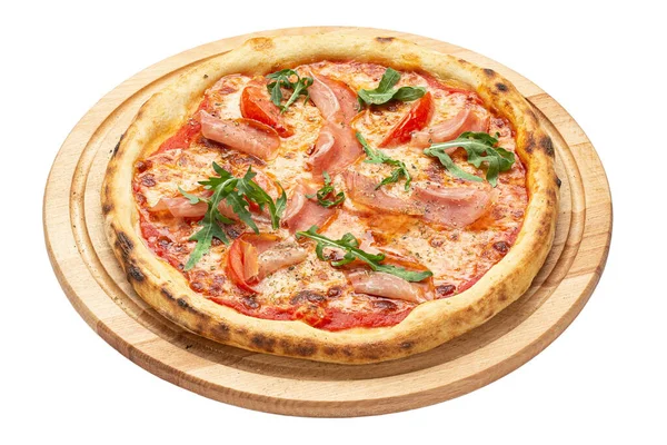Beyaz arka planda izole edilmiş jambonlu ve roka aromalı pizza. Prosciutto crudo. Yemek yemek. Dosya kırpma yolu içeriyor. Üst görünüm.