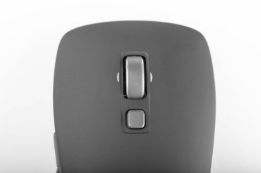 Siyah modern kablosuz bilgisayar faresi. Beyaz arka planda izole edilmiş. Dosya kırpma yolu içeriyor.