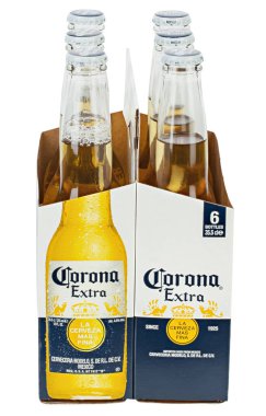 Ukrayna, Kyiv - 14 Haziran. 2021: Beyaz arka planda 6 paket Corona Extra bira, yan görünüm. Corona, Amerika Birleşik Devletleri 'ndeki en popüler ithal bira. Dosya kırpma yolu içeriyor.