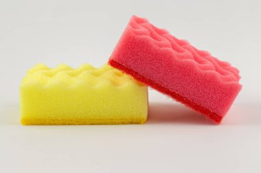 Beyaz arka planda iki yeni sünger. Temizlik konsepti. Ev temizliği..