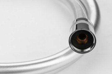 Beyaz arka planda yeni bir duş plastiği pvc hortum. Kırpma Yolu ile Alan.